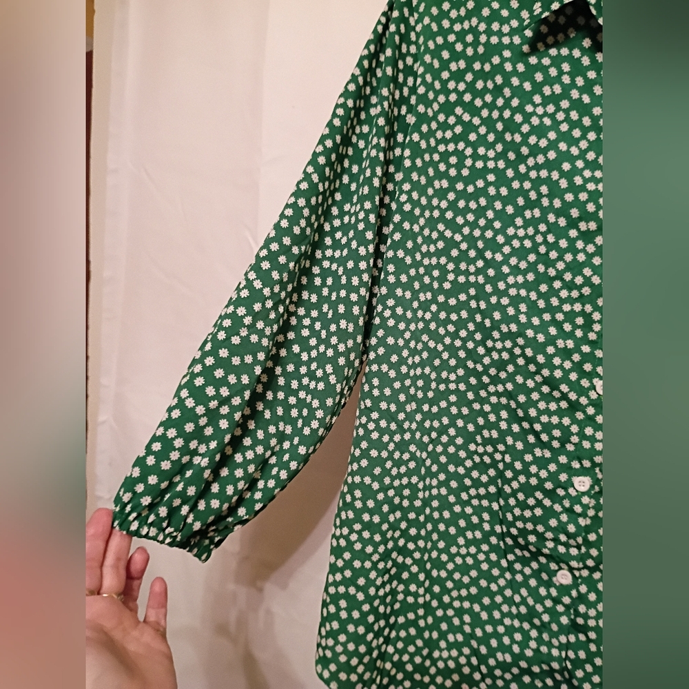 Green Top With White Little Flowers. No Tag. Size Says 4x Runs Small. - Picture 4 of 9